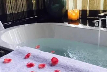 上海徐汇水疗池中的失重冥想：当身体学会漂浮